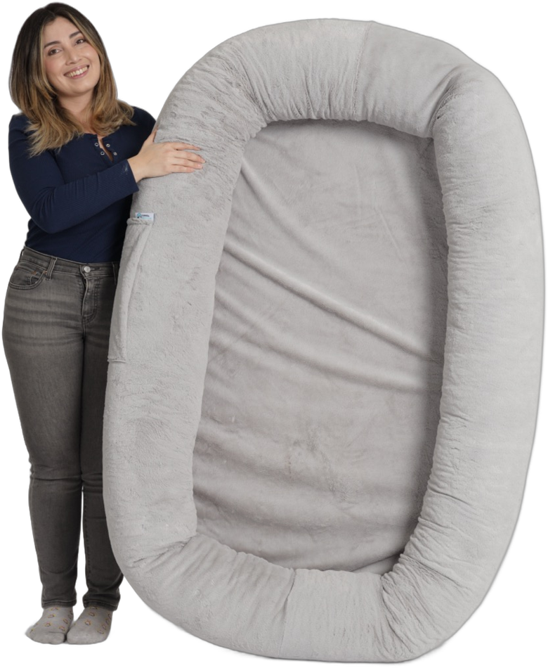 Kona Lounge XL de 1.65 m junto a una persona
