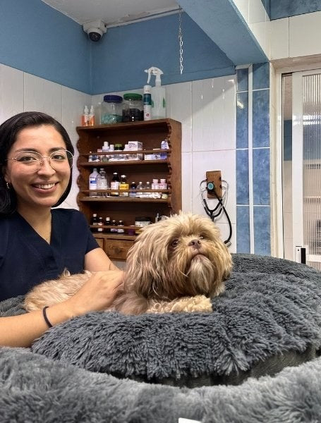 MVZ Mariel Castañeda con perrita en Camita Bienestar